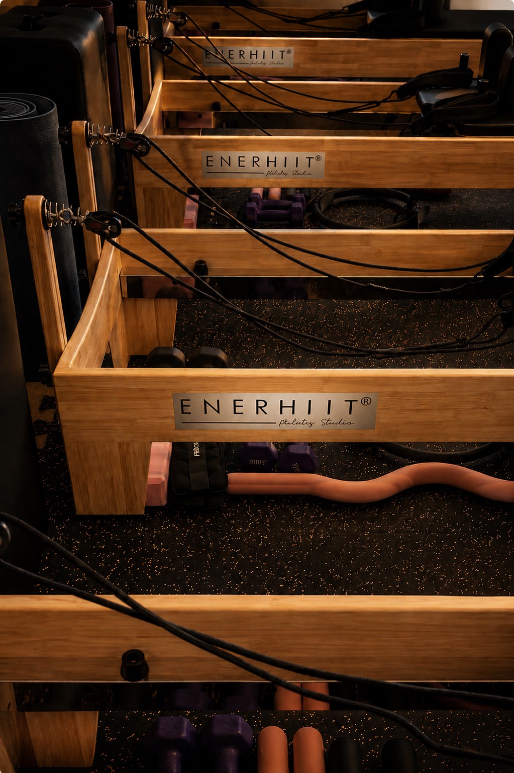 Reformers del estudio EnerHIIT con la marca visible